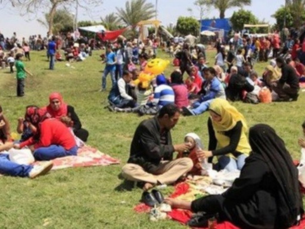 المصريون يحتفلون بأعياد الربيع ويتوافدون على الحدائق والمنتزهات بمحافظات الجمهورية 1 شم النسيم