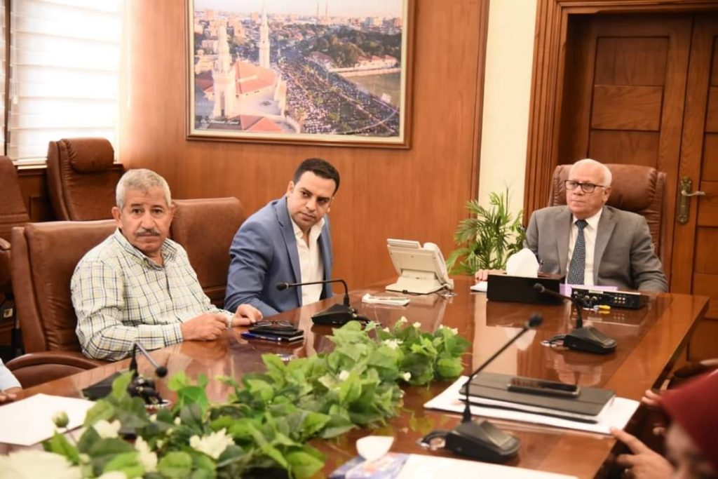 محافظ بورسعيد يستعرض مع مدير "الأبنية التعليمية" جهود إنشاء ورفع كفاءة وتطوير المدارس 1 0 2071716324363