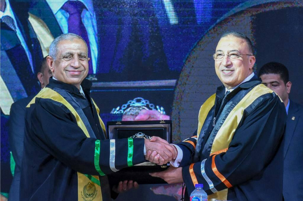 محافظ الإسكندرية يشهد تخرج الدفعة الثانية من البرنامج التدريبي "إعداد الكوادر القيادية" 1 00041715183644
