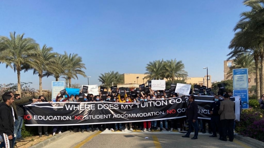 طلاب الجامعات الأمريكية ينظمون احتجاجات صغيرة مؤيدة للفلسطينيين أثناء حفلات التخرج 1 106717554516068256831715503267