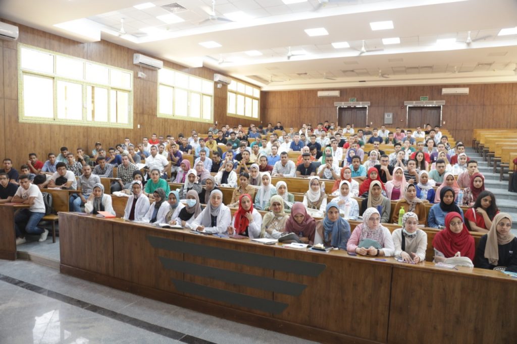 رئيس جامعة جنوب الوادي يثمن جهود المديرية المالية للمساعدة في التحول الرقمي 1 11716812464