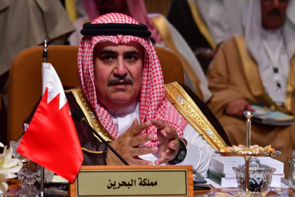 أمير قطر يصل البحرين للمشاركة في الدورة العادية الثالثة والثلاثين للقمة العربية 1 1270501715853245