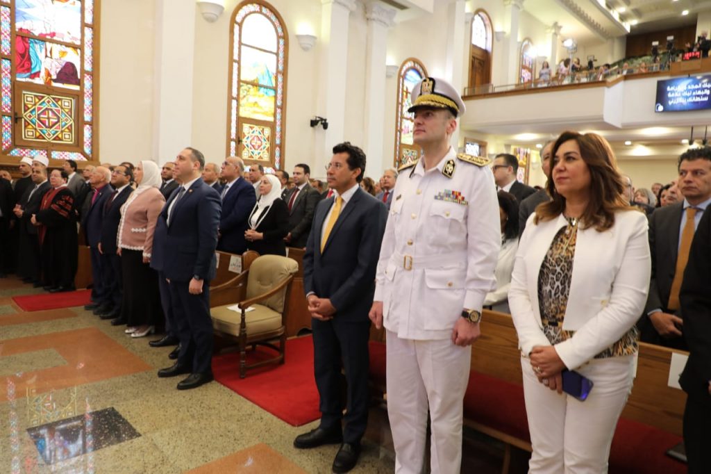 محافظ القاهرة يشهد احتفال الطائفة الإنجيلية بعيد القيامة نائبا عن رئيس الوزراء 1 141714826107
