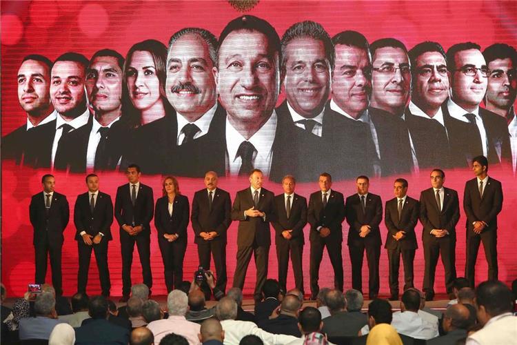 مجلس إدارة الأهلي يزيح الستار عن تمثال العامري فاروق ويطلق اسمه على المبنى الإداري بالنادي 1 1748301715195643