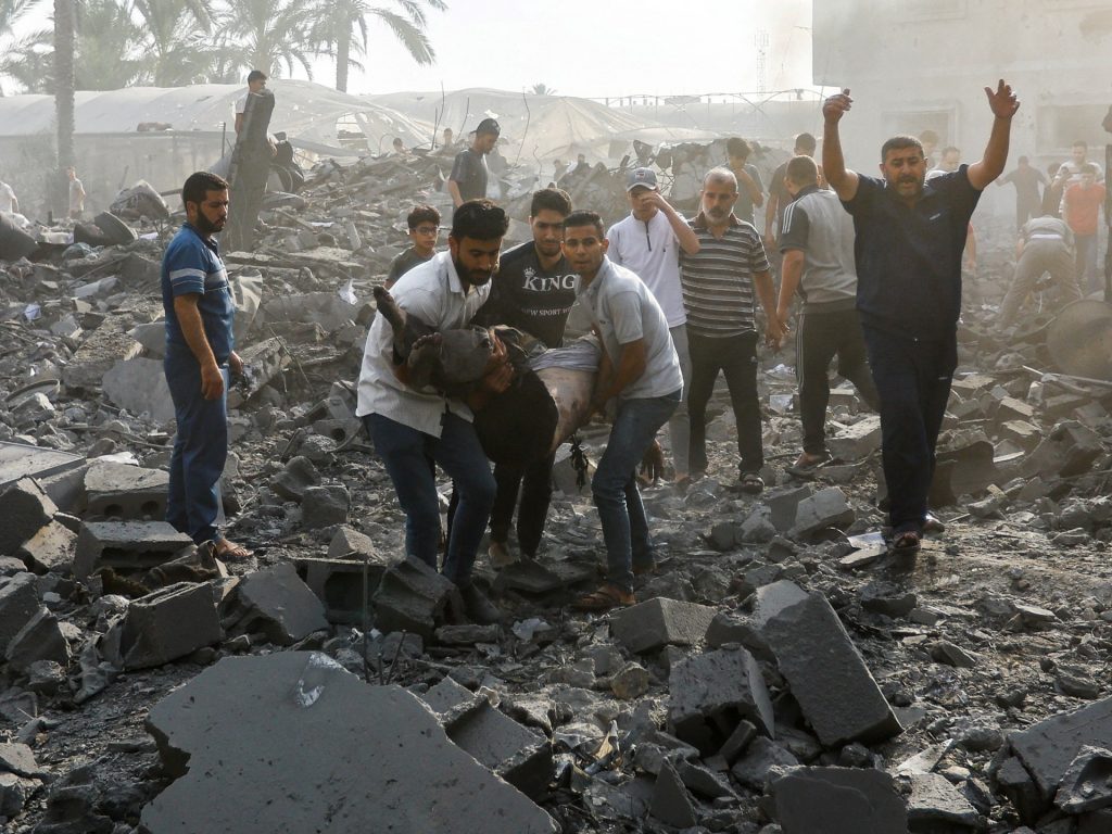 شهيدان ومصابون بقصف إسرائيلي وسط وجنوب قطاع غزة 1 202L PALESTINIANS 16971242701714581246