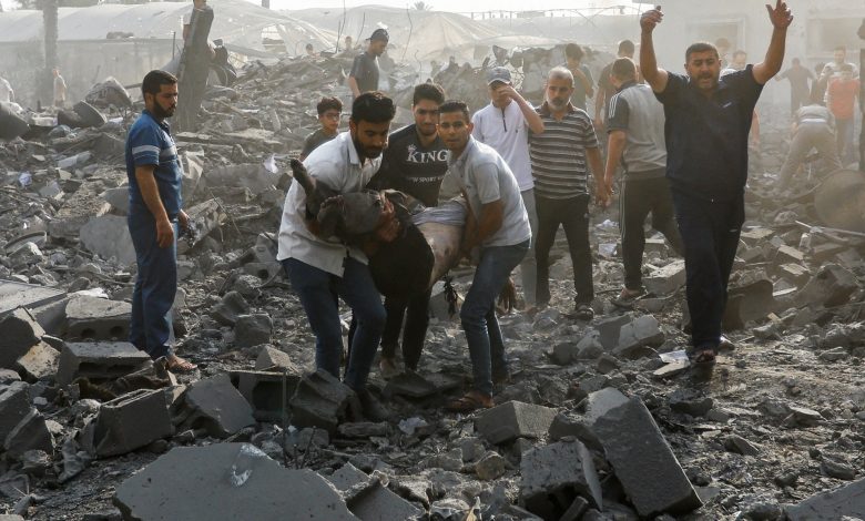 شهيدان ومصابون بقصف إسرائيلي وسط وجنوب قطاع غزة 1 202L PALESTINIANS 16971242701714581246