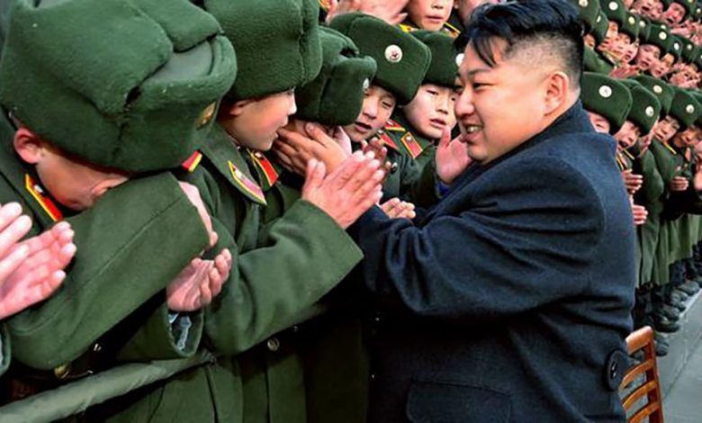 387229 زعيم كوريا الشمالية يداعب جنوده1716064983