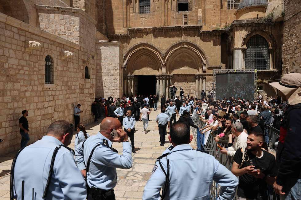 الاحتلال الإسرائيلي يعرقل وصول المسيحيين المقدسيين لكنيسة القيامة لإحياء شعائر "سبت النور" 1 4 281714820407