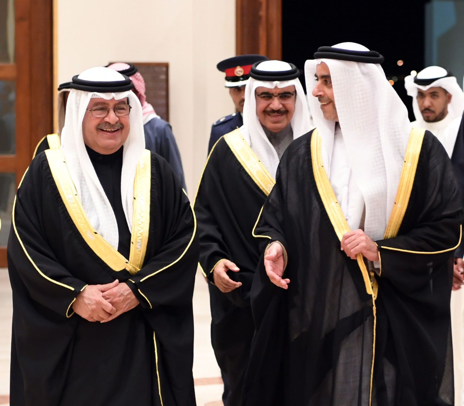 ولي العهد البحريني يستقبل نائب رئيس الإمارات لدى وصوله للمشاركة في القمة العربية الثالثة والثلاثين 1 446d87341c74c7301715851744