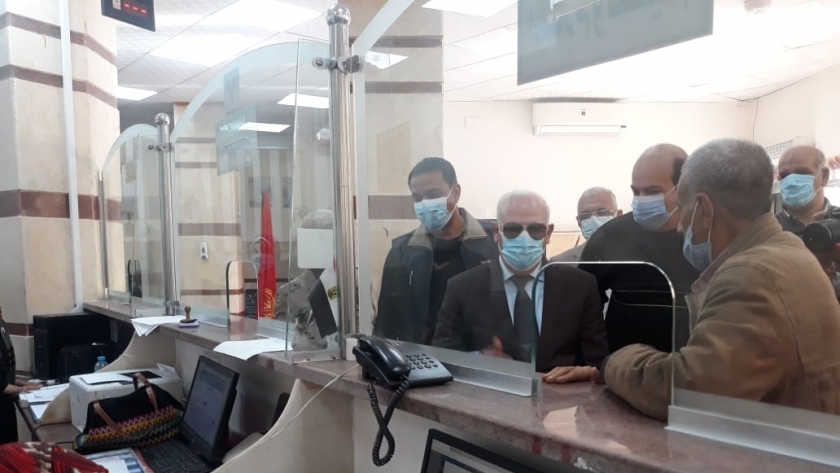 محافظ بورسعيد يتفقد المركز التكنولوجي بـ "بورفؤاد" لمتابعة سير العمل في تلقي طلبات التصالح 1 72209481016079372351715521743