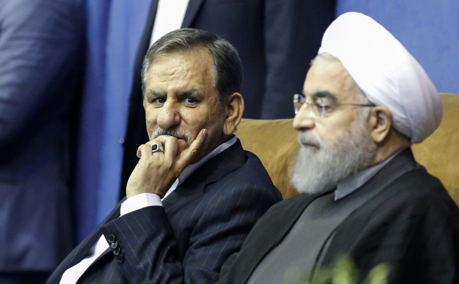 نائب الرئيس الإيراني يؤكد التواصل مع مرافقَين للرئيس وخامنئي يطالب بالتحلي بالهدوء 1 883981716145023