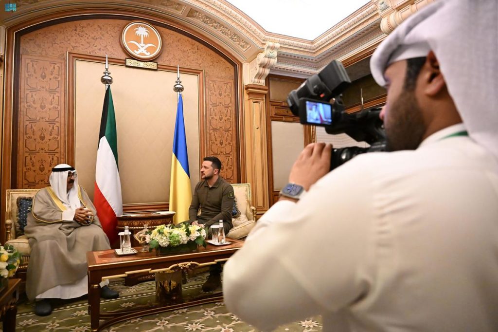 الكويت والعراق يبحثا على هامش اجتماعات القمة العربية بالمنامة العلاقات التي تربط البلدين 1 COQRcb7T6cx7rofMfLzEzZhXmJMTgEbbaRaqXAo81715876223
