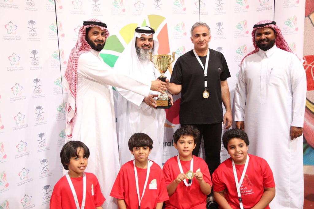 اتحاد الريشة الطائرة يكرم "أحمد صلاح الدين" لاعتزاله بعد مسيرة حافلة بالإنجازات استمرت 24 عاماً 1 D1NbRzqWsAEo7fH1716057723