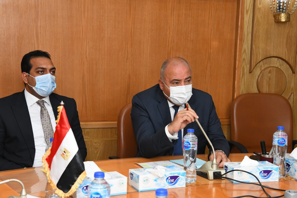 محافظ قنا يعقد اجتماعا موسعا لتنظيم الحركة المرورية لكوبري الرياح بمدينة قنا 1 DSC 89771716827163
