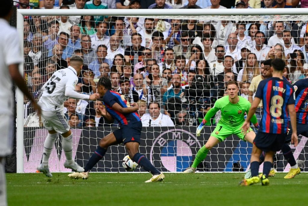 100 مليون يورو تضع برشلونة في مأزق قبل نهاية الميركاتو الصيفي في لاليجا 1 FfMwftJWYAAoxBx1717083244