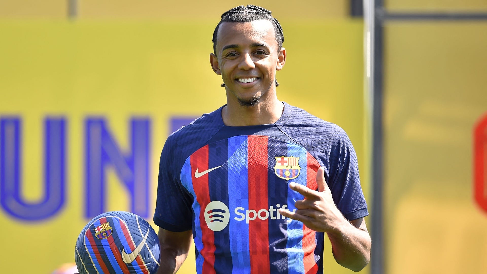 صحيفة إسبانية: برشلونة يريد التخلص من كوندي لكن اللاعب يرغب في الاستمرار بالنادي 1 GettyImages 12422433201715100723