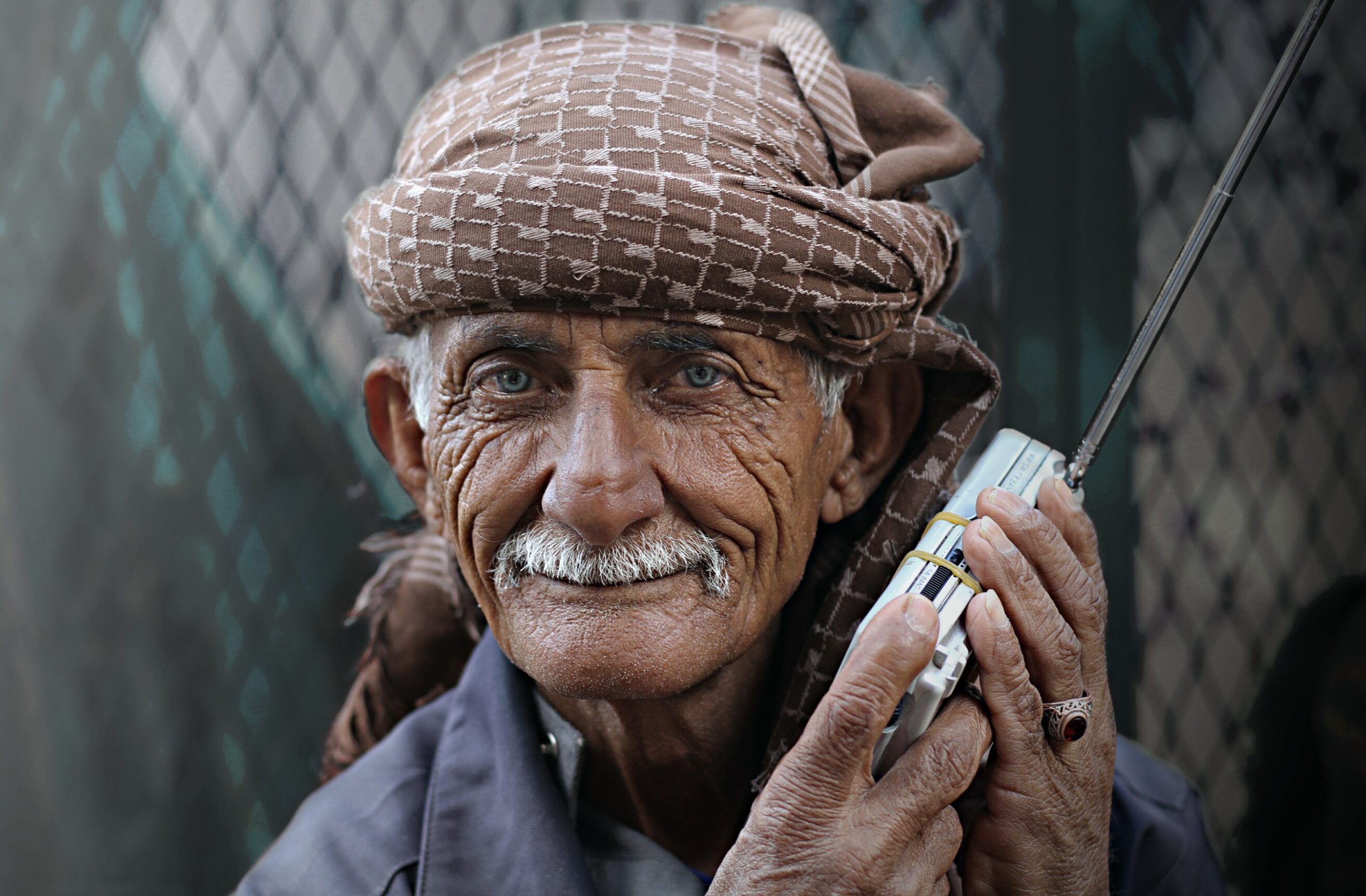 UNDP YEM IOWIII manHoldingRadio1715670546 scaled