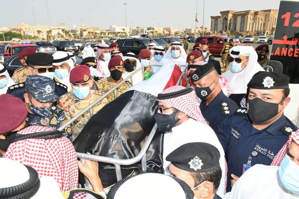 الإيرانيون يؤدون صلاة الجنازة على الرئيس الراحل ومرافقيه في العاصمة طهران 1 ba461d6b f84b 4665 88cf b68c1d7fe3161716357903