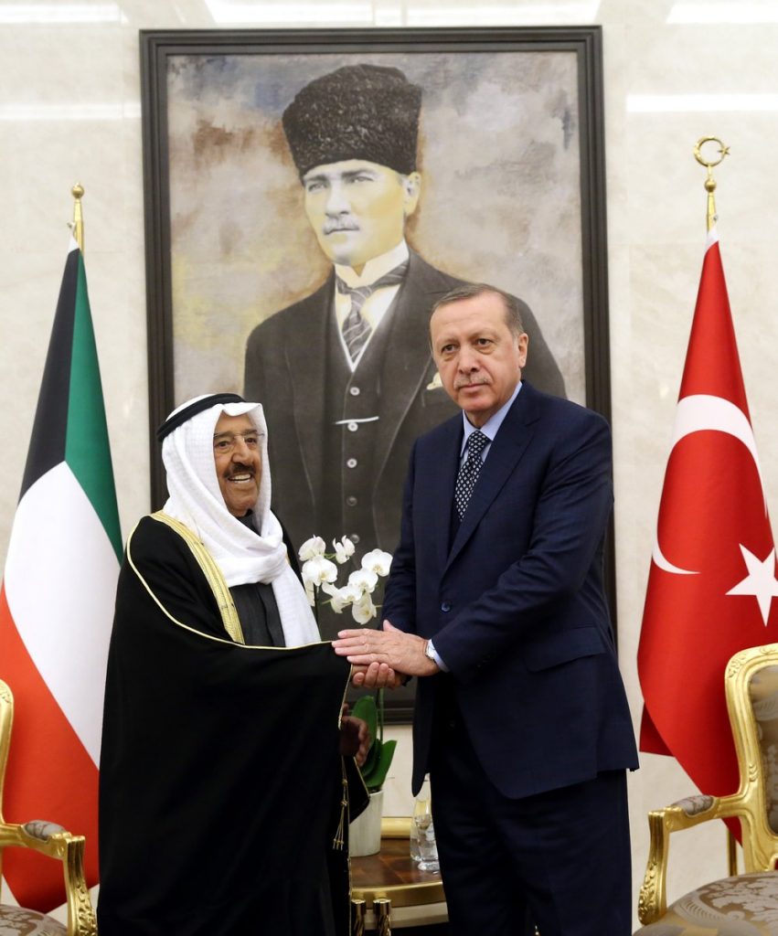 الرئيس التركي رجب أردوغان يستقبل أمير الكويت في مطار أنقرة 1 c7yffp3xwaaodyq1715082064