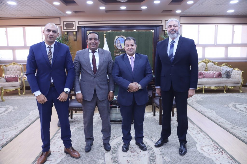 رئيس جامعة جنوب الوادي يبحث مع وفد من بنك فيصل الإسلامي تعزيز التعاون المشترك 1 elaosboa062471716395163