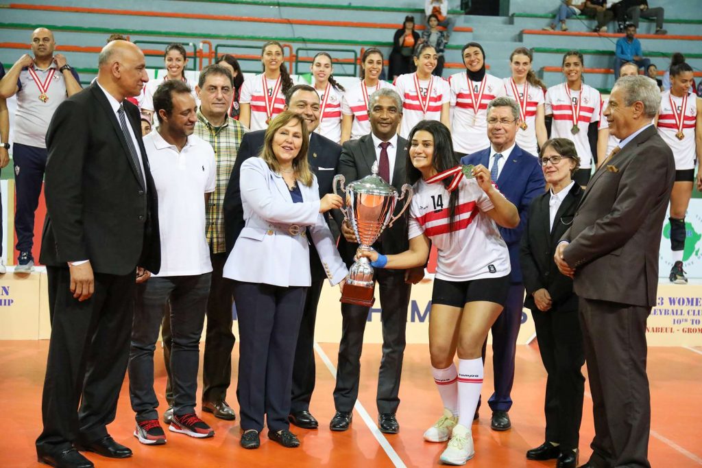 سيدات الزمالك يتوّجن بلقب بطولة إفريقيا للكرة الطائرة بالفوز على الأهلي 3-2 1 sydt lzmlk lmsry ttwjn blqb btwl fryqy llkr ltyr1714859644