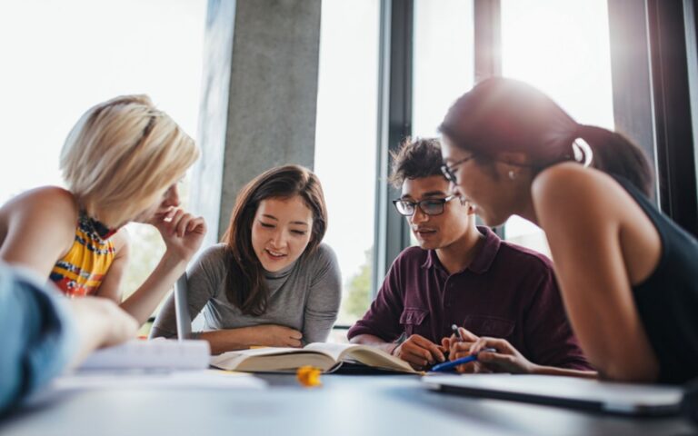 جامعات أمريكية تحلل منشورات التواصل الاجتماعي لتقييم معدلات الاكتئاب والقلق في نصف الولايات 1 university B Ar 060322
