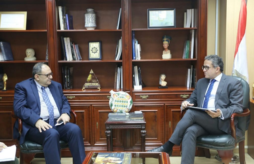 المدير الإقليمي لليونسكو بالقاهرة: فريق كبير من المنظمة يعمل في مصر بما تمثله من حضارة وتاريخ 1 العنانى يبحث مع المدير الإقليمى لليونسكو تعزيز التعاون فى التدريب1