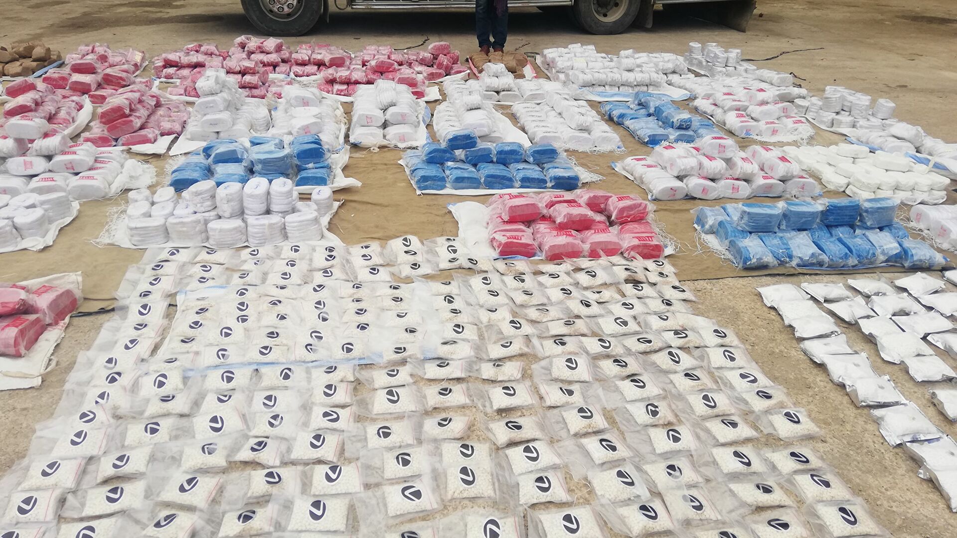 ضبط كميات من المخدرات وتنفيذ 680 حكما قضائيا متنوعا في حملة أمنية موسعة بدمياط وأسوان 1 ضبط كمية من المخدرات1714585924