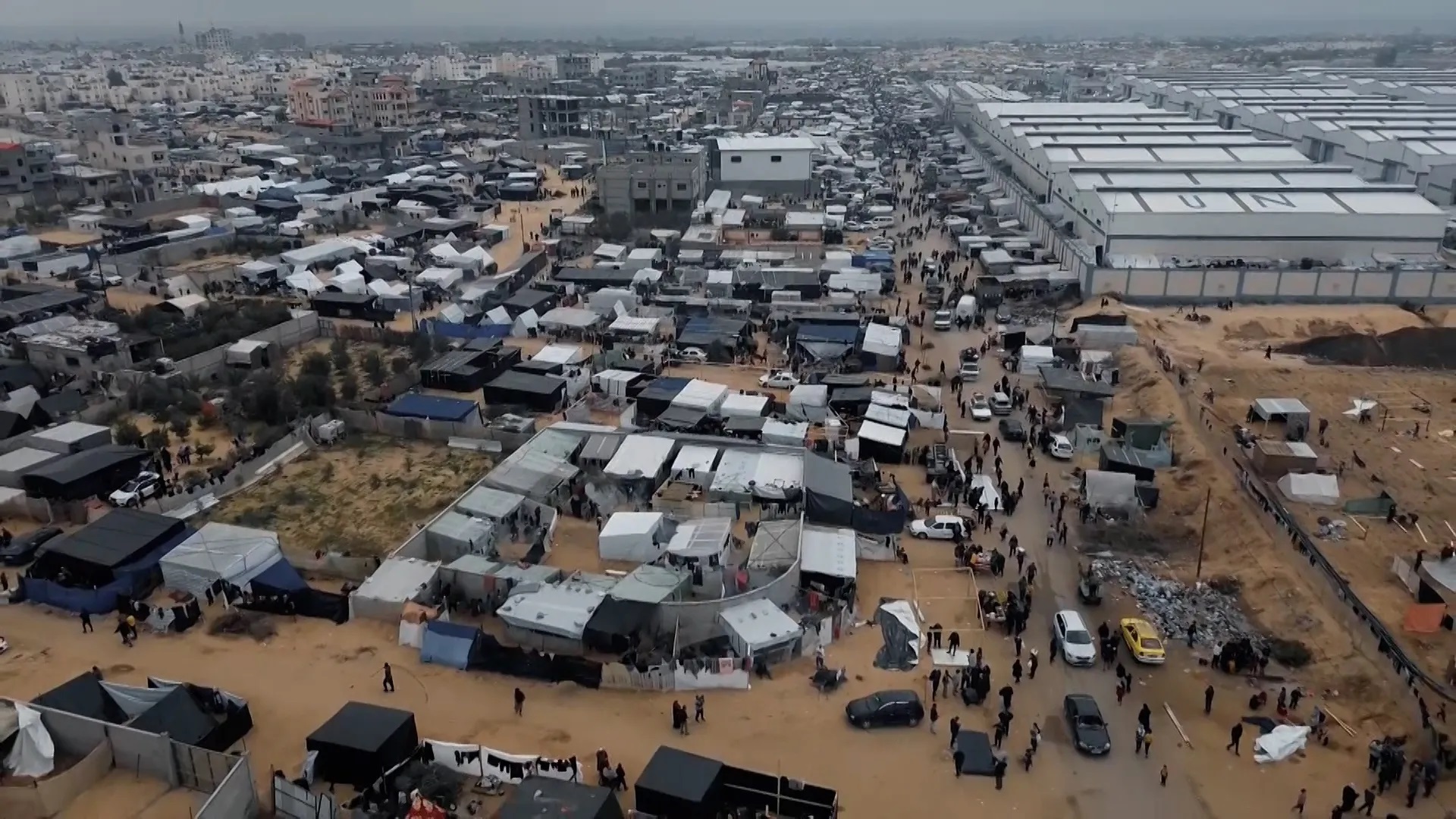 "الأونروا": 360 ألف نازح من رفح خلال الأسبوع الماضي والاحتلال يواصل غلق معبري رفح وكرم أبو سالم 1 نازح في رفح غزة النازحين النازحون1715590143