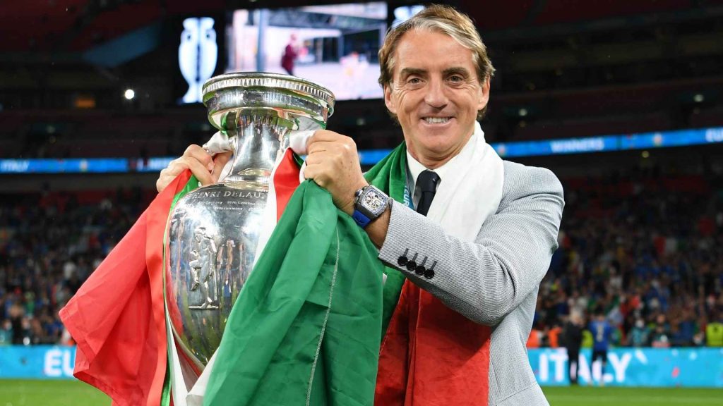 المدير الفني لمنتخب إيطاليا: مواجهة ألبانيا في افتتاح المشوار ستكون صعبة 1 مانشيني يحمل كأس أمم أوروبا 20201718380743