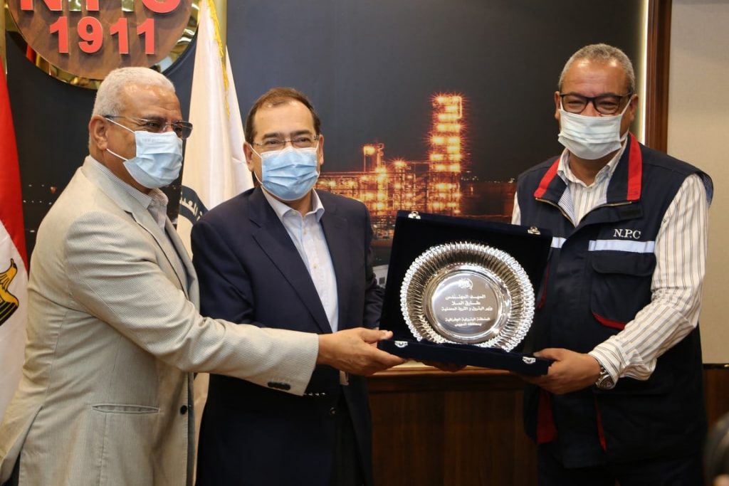 وزير البترول ومحافظ السويس يفتتحان محطتي بنزين وغاز 1 11 181717231864