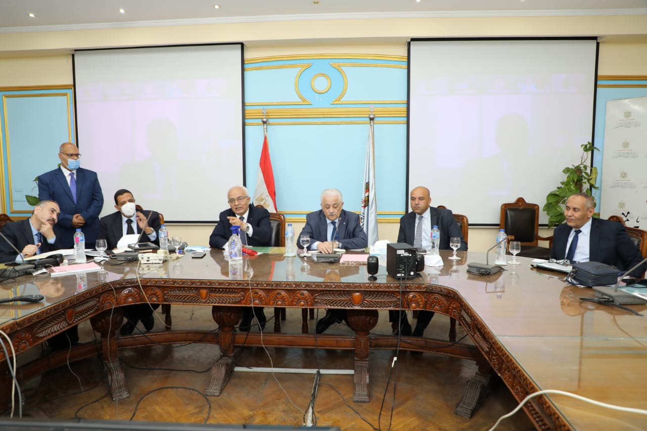 وزير التربية والتعليم يتابع امتحانات الثانوية العامة من خلال غرفة العمليات المركزية بالوزارة 1 128466 وزير التربية والتعليم ينتابع امتحانات الثانوية العامة من غرفة العمليات1719042964
