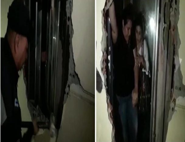 الحماية المدنية بالقاهرة تنجح في إنقاذ خمسة أشخاص محتجزين داخل مصعد 1 159887724979130411718791623