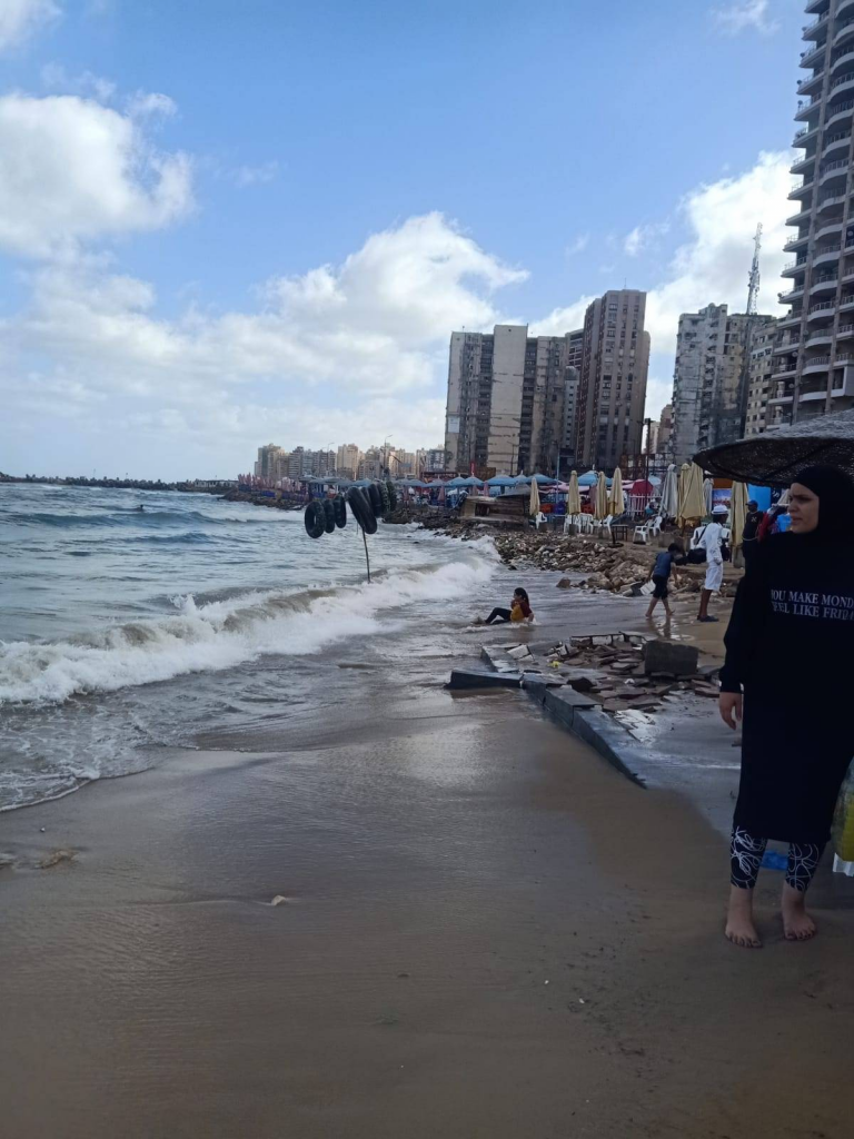 محافظ الإسكندرية يوجه برفع درجة الاستعداد بالشواطئ لارتفاع الأمواج وسرعة الرياح 1 1662470173381blob1719741790