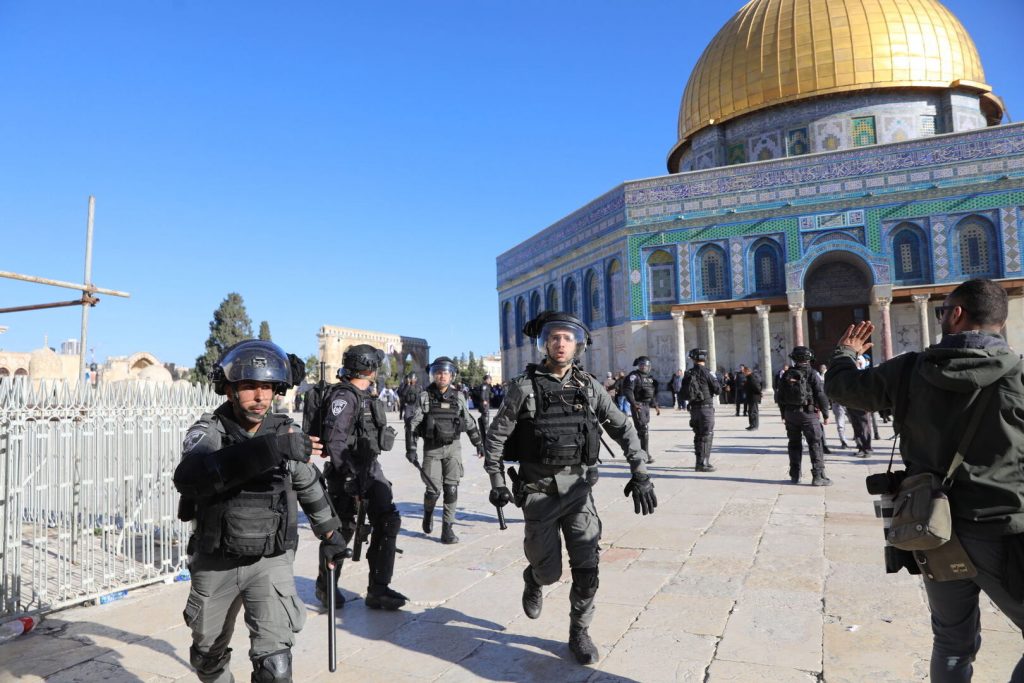 مُستوطنون إسرائيليون يقتحون باحات المسجد الأقصى بحماية شرطة الاحتلال 1 17 5 2022 10 45 40 GomhuriaOnline 100416527771401719739748