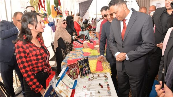 محافظ الدقهلية يفتتح المعرض الرابع لمبادرة "أيادي مصر" بالمنصورة لتسويق المنتجات اليدوية والتراثية 1 1731718125624