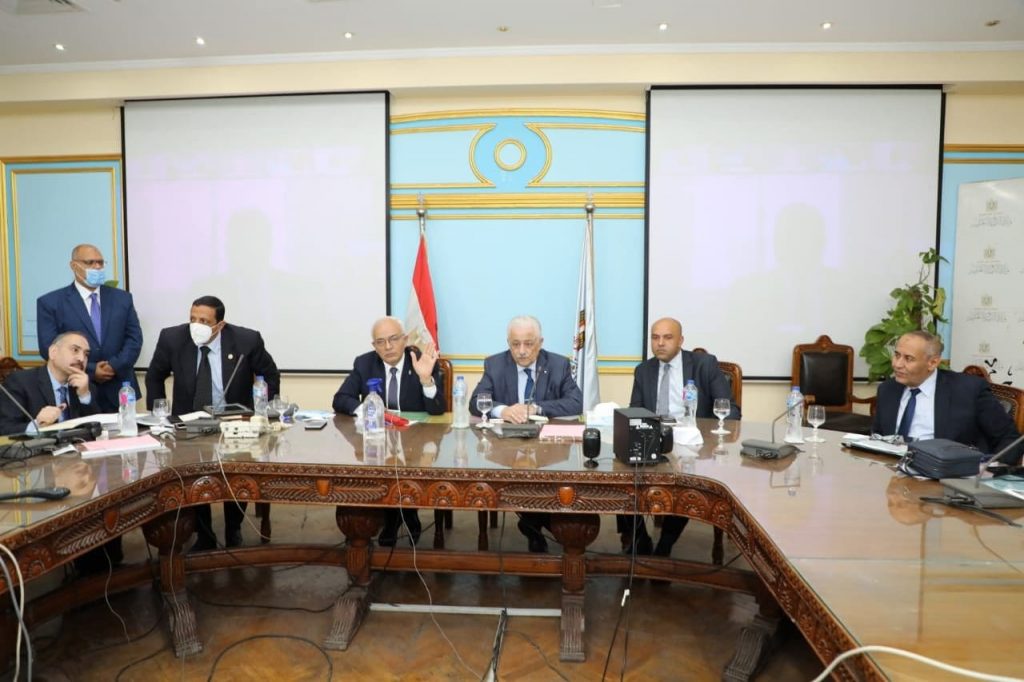 وزير التربية والتعليم يتابع انتظام سير لجان امتحانات الثانوية العامة من خلال غرفة العمليات المركزية بالوزارة 1 214988447 951865962260626 5001201327842787496 n1718008444