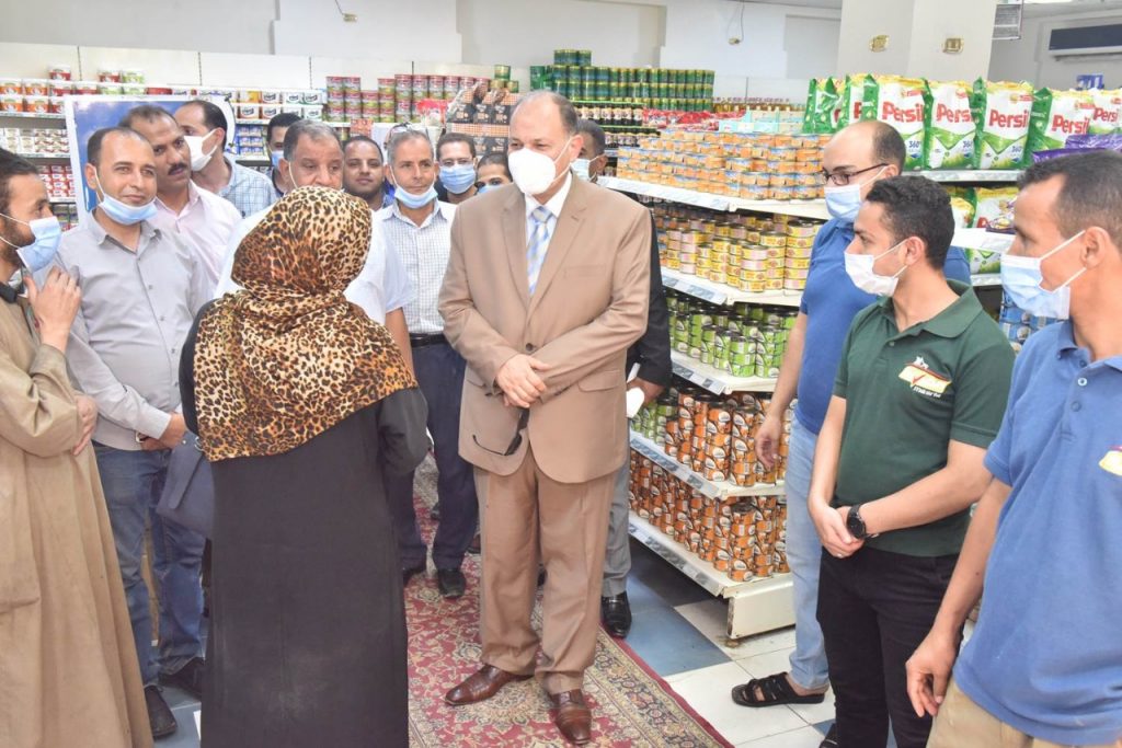 محافظ أسيوط : ضرورة توفير احتياجات المواطنين من السلع واللحوم استعدادا لعيد الأضحى 1 2431717925226
