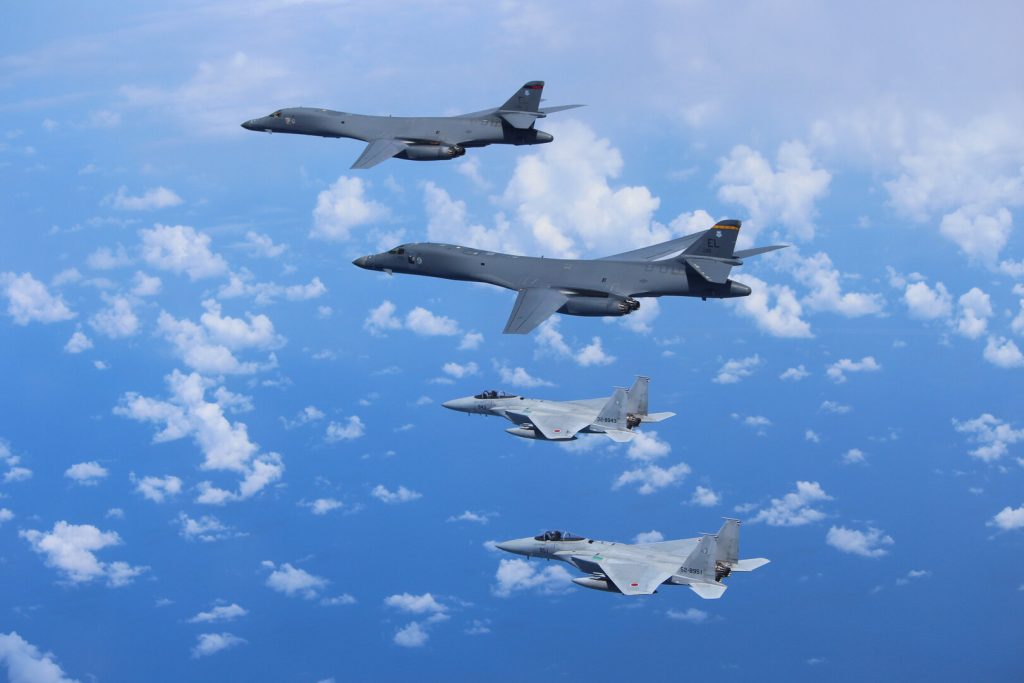 الدفاع الكورية: أمريكا تنشر قاذفة قنابل B-1B في تدريبات مشتركة للمرة الأولى منذ 7 سنوات 1 6417775142360408ef3307a11717590664