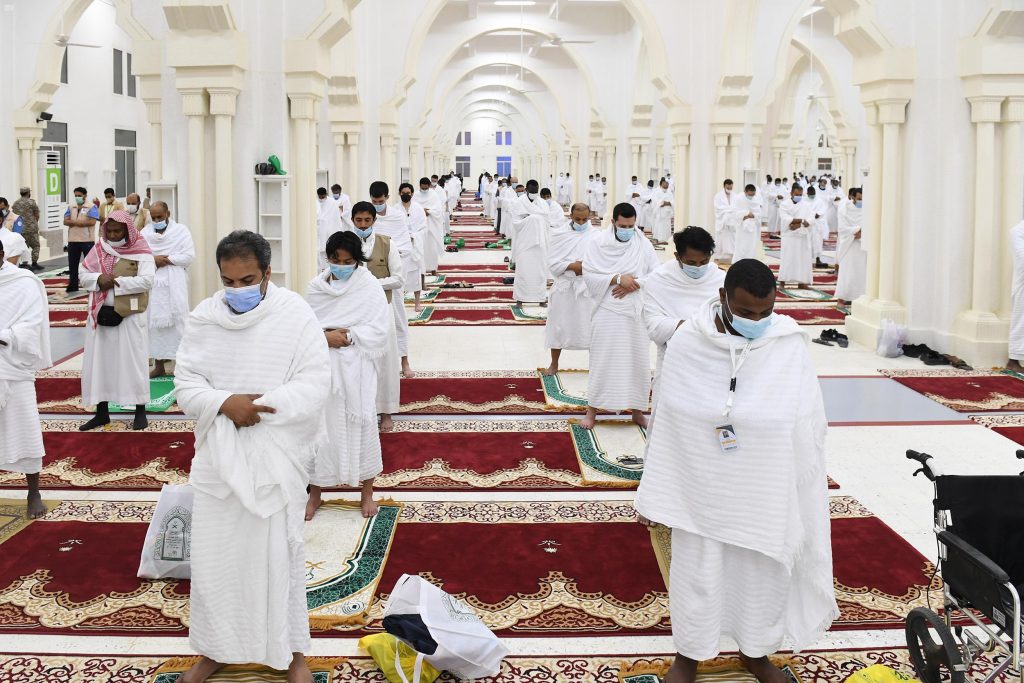 حجاج بيت الله الحرام يؤدون صلاتي المغرب والعشاء بمسجد المشعر الحرام في أجواء إيمانية 1 902848e6b27a7379e3816d78452cc8ca1718474824