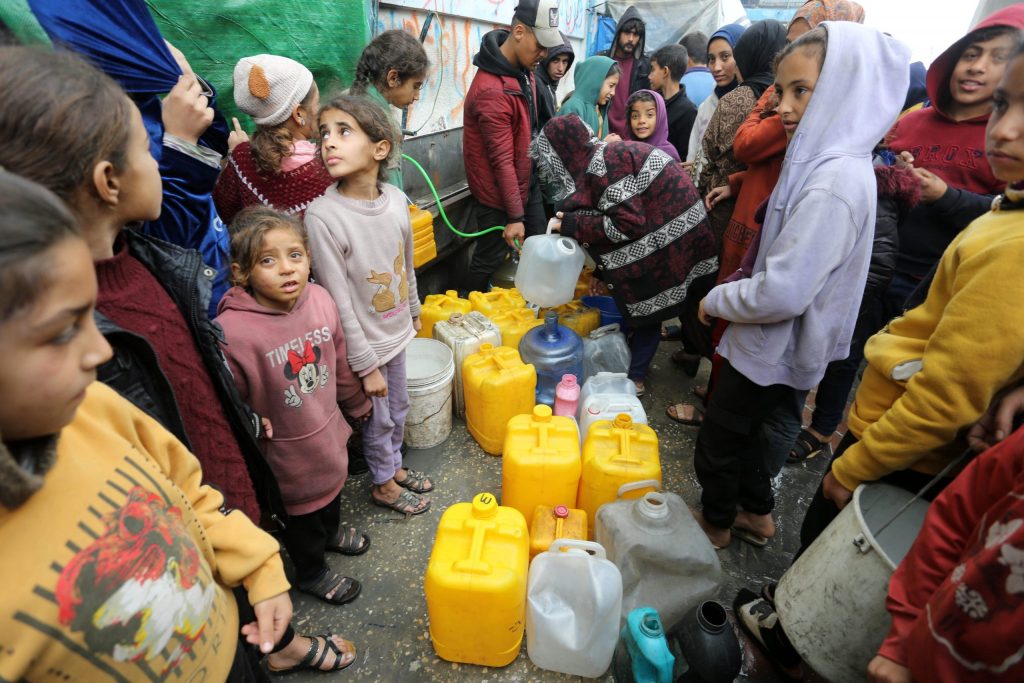 الصحة العالمية تحذر: 4 من بين كل 5 أفراد في غزة لم يأكلوا لمدة يوم كامل 1 GFLosopWEAAd1T scaled1717317424