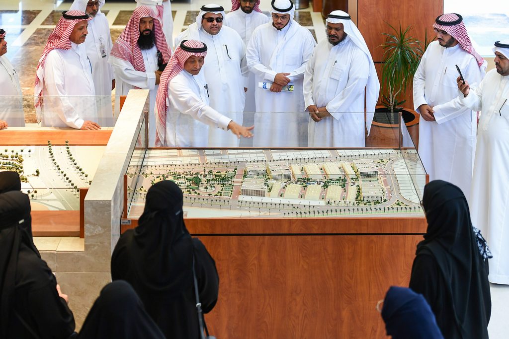 جائزة جامعة الأمير محمد بن فهد تحتفل بتسليم جوائز الفائزين في الدورة الأولى 1 PMU 35991717578305
