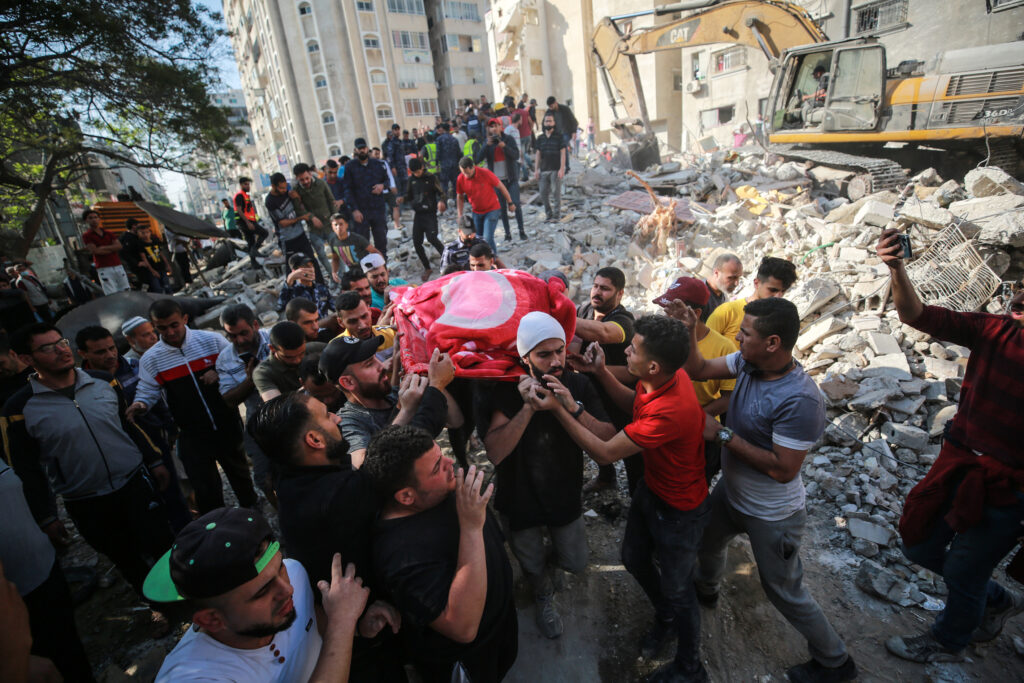 استشهاد 29 فلسطينيًا على الأقل في مجزرة جديدة للاحتلال بحق مدرسة تأوي نازحين في مُخيم النصيرات وسط غزة 1 Palestine dead body of a child carried from bombed building by Israeli airforce al Rimal neighbourhood Gaza City 16 5 21 ph Mustafa Hassona AA