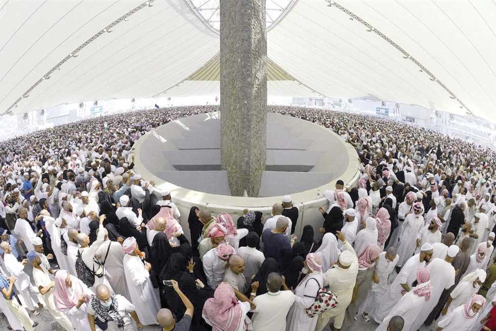 حجاج بيت الله الحرام يرمون الجمرات الثلاث في آخر أيام الحج وثالث أيام التشريق 1 elaosboa038421718800684