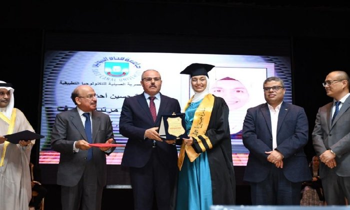 رئيس جامعة قناة السويس يتفقد مشروعات تخرج الدفعة الـ3 للكلية المصرية الصينية للتكنولوجيا التطبيقية 1 elaosboa650711717243565