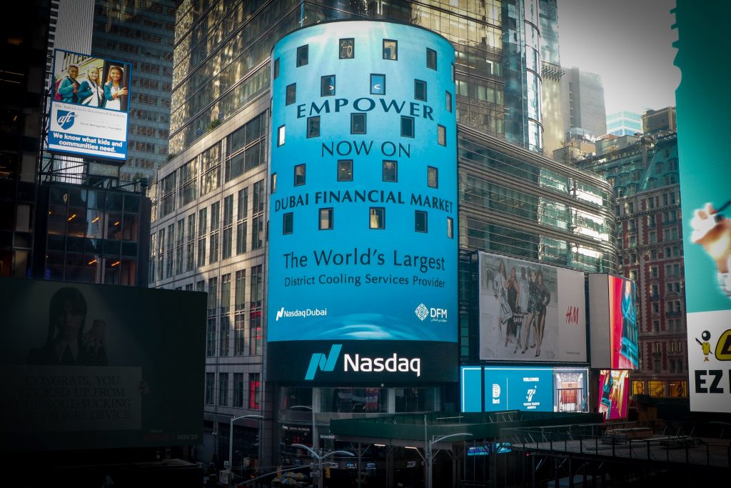جلوبال (3): Qiangli Jucai تضيء شاشة Nasdaq في تايمز سكوير، عارضة مرتبتها الأولى في المبيعات العالمية في سوق LED 1 image1718001004