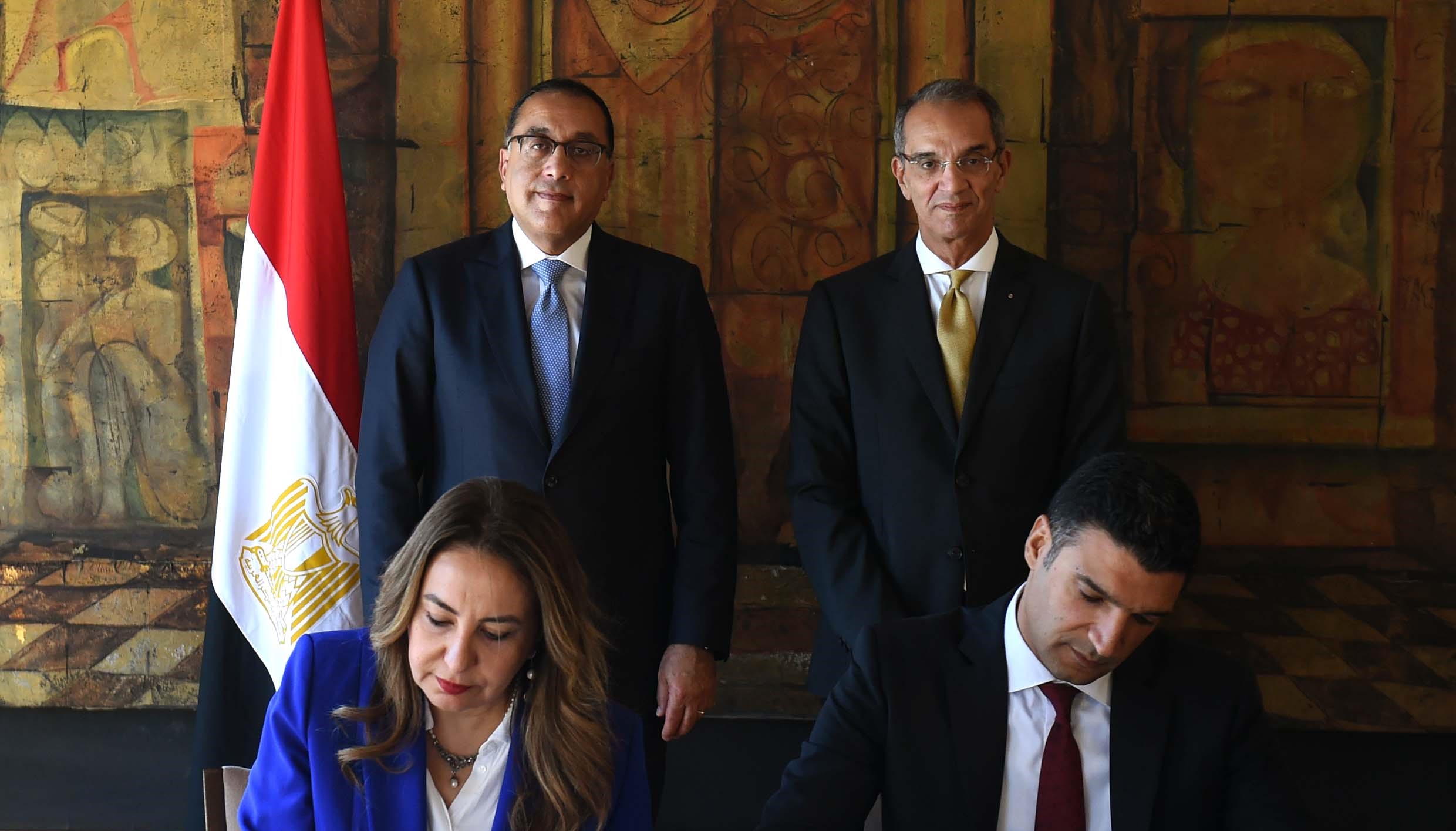 مدبولي يشهد توقيع مذكرة تفاهم بين "المصرية للاتصالات" ومجموعة 4iG المجرية لتطوير وإنشاء شبكات الاتصالات باستثمارات 600 مليون دولار 1 جانب من توقيع العقد1719761406