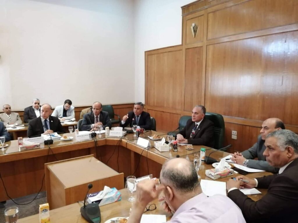 وزير الري يبحث مع عدد من قيادات الوزارة الموقف المائي بمحافظة أسوان 1 إجتماع وزير الري مع قيادات الوزارة scaled1720333264