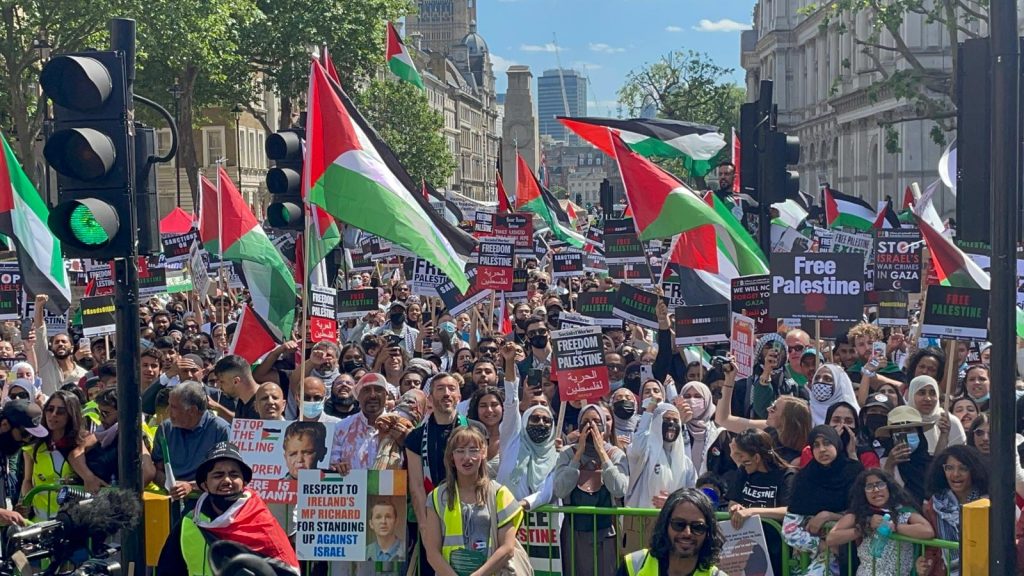 نشطاء مؤيدون للشعب الفلسطيني يتظاهرون أمام مقر البرلمان في أستراليا 1 19208849441720079704