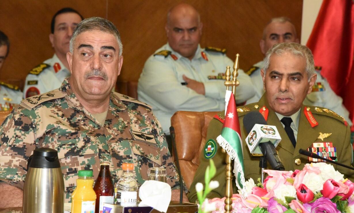 رئيس هيئة الأركان الأردني يبحث مع قائد الأسطول الخامس الأمريكي تعزيز العلاقات الإستراتيجية بين البلدين 1 0b63bac7383eeee01720018444